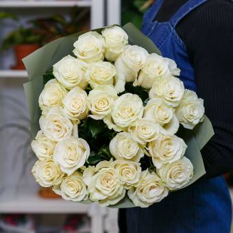 Букет из 25 белых роз 50 см (Эквадор)