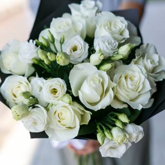 Белые кенийские розы 50 см и лизиантус - букет размера S