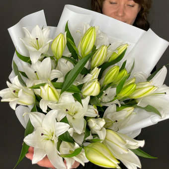 Букет из 7 белых лилий ориенталь (60 см)