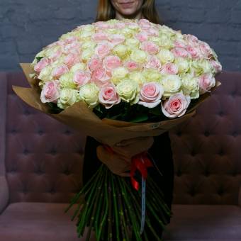 Букет из 101 розовой и белой розы 70 см (Эквадор)