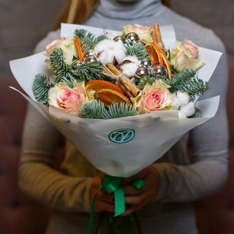 Новогодний букет из 5 розовых роз 50 см (Кения)