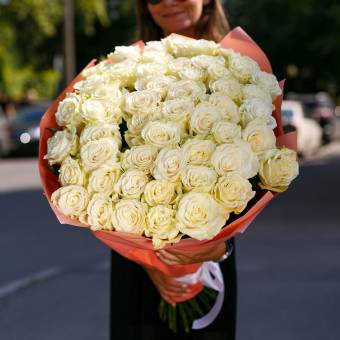 Букет из 51 белой розы 70 см (Эквадор)