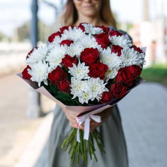 Букет из красных роз и кустовых хризантем - L