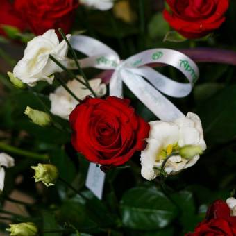 Корзина с красными розами (Кения), лизиантусом и зеленью