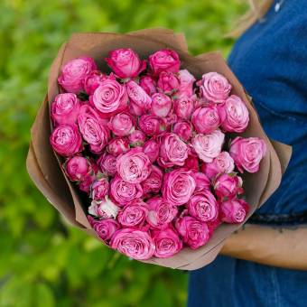 Букет из 15 пионовидных кустовых роз Леди Бомбастик 50 см