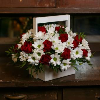 Деревянный ящик с кустовой хризантемой и красными розами (Кения)