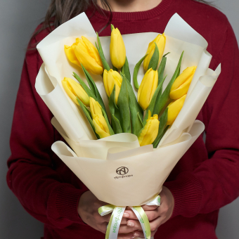 11 желтых тюльпанов в корейской упаковке