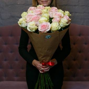 Букет из 25 белых и розовых роз 70 см (Эквадор)