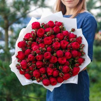 Букет из 51 пионовидной кустовой розы Ред Пиано 50 см