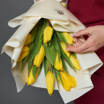 11 желтых тюльпанов в корейской упаковке