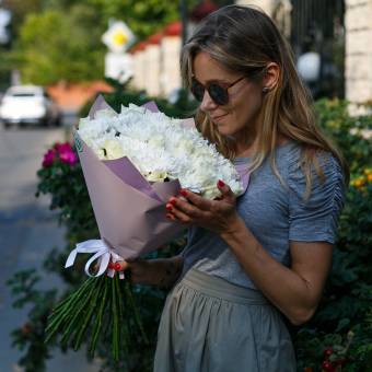 Букет из белых роз и кустовых хризантем - L