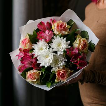 Букет из розовых роз, хризантем и альстромерии