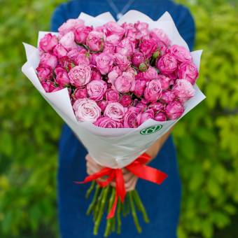Букет из 25 пионовидных кустовых роз Леди Бомбастик 50 см