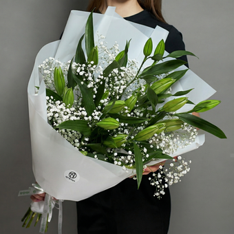 Букет из лилий ориенталь (60 см) и гипсофилы М