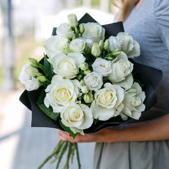 Белые кенийские розы 50 см и лизиантус - букет размера S
