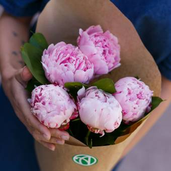 Букет из 5 розовых пионов (Голландия)