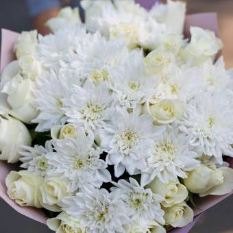 Букет из белых роз и кустовых хризантем - L