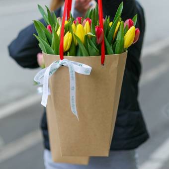 Цветочная сумочка с тюльпанами яркий микс - М