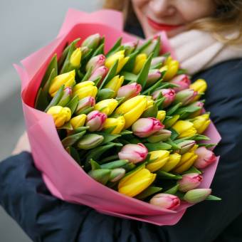 Букет из 51 розового и желтого тюльпана