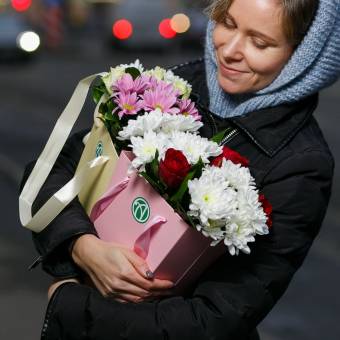 Цветочная сумочка с кенийскими красными розами и хризантемой - S
