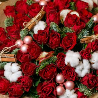 Новогодний букет из 51 красной розы 50 см (Кения)