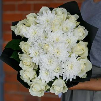 Букет из белых роз и кустовых хризантем - М