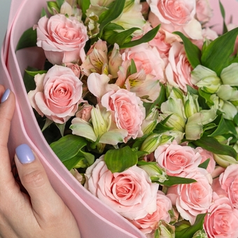 Букет из кустовых роз и альстромерии - L в фоамиране