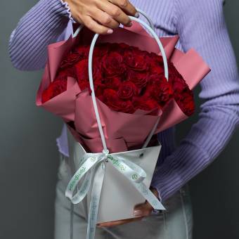 Цветочная сумочка с 25 красными розами (РФ)