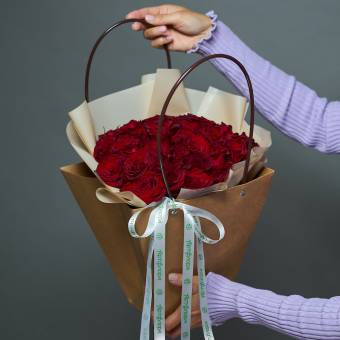 Цветочная сумочка с 35 красными розами (РФ)