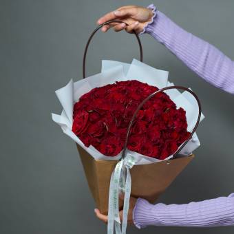 Цветочная сумочка с 51 красной розой (РФ)
