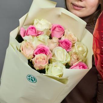 Набор размер M с букетом 15 роз нежный микс Россия (70 см)