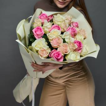 Букет из 25 роз нежный микс 70 см (Россия)