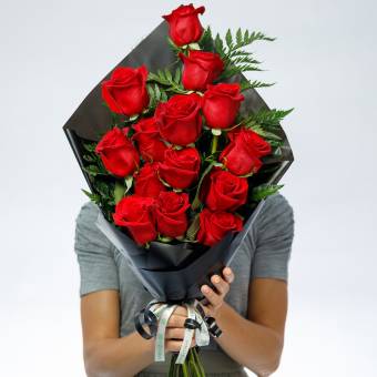 Траурный букет из 14 красных роз 50 см (Эквадор)