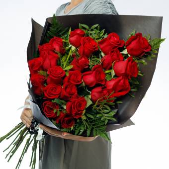 Траурный букет из 22 красных роз 50 см (Эквадор)