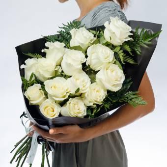 Траурный букет из 14 белых роз 50 см (Эквадор)