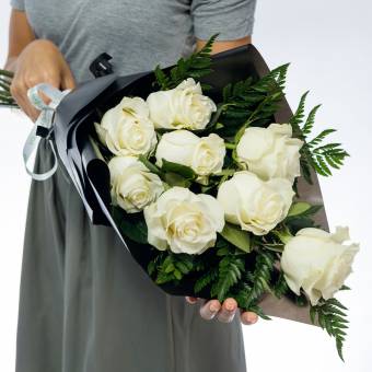 Траурный букет из 8 белых роз 50 см (Эквадор)