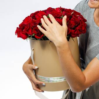 Букет в шляпной коробке L из 51 красной роз (Россия)