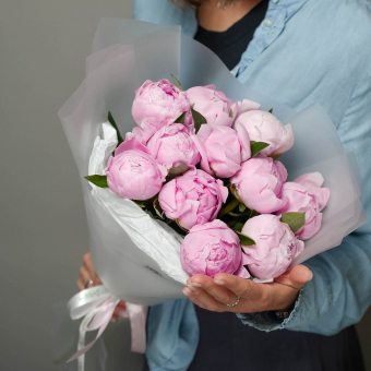 Букет из 11 розовых пионов (Россия) в корейской матовой пленке
