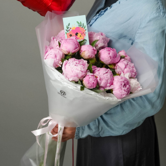 Набор размер М+ с букетом из 15 розовых пионов (Россия) в корейской матовой пленке