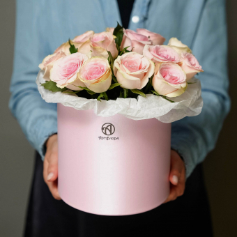 Букет в шляпной коробке из 15 светло-розовых роз (Кения)