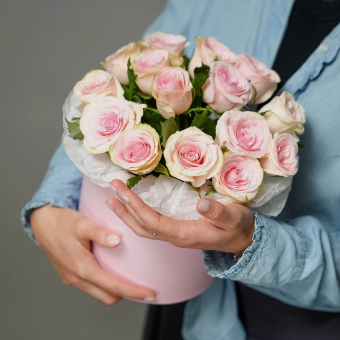 Букет в шляпной коробке из 15 светло-розовых роз (Кения)