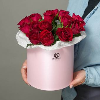 Букет в шляпной коробке из 15 красных роз (Кения)