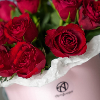 Букет в шляпной коробке из 15 красных роз (Кения)
