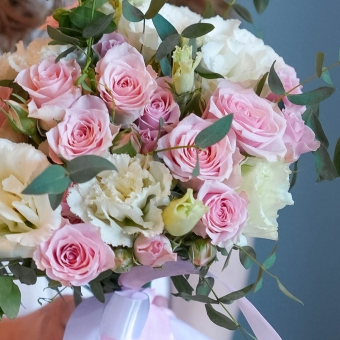 Букет невесты из кустовых роз, лизиантусов и эвкалипта
