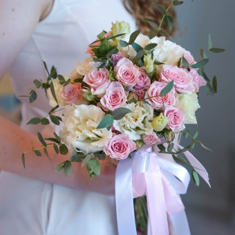Букет невесты из кустовых роз, лизиантусов и эвкалипта