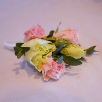 Бутоньерка из кустовой розы и лизиантуса