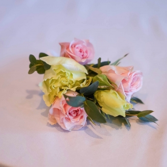 Бутоньерка из кустовой розы и лизиантуса