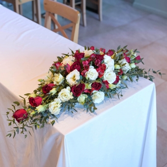 Свадебная композиция на стол жениха и невесты из лизиантусов, альстромерий и роз Кения