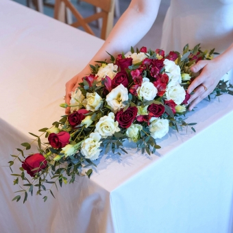 Свадебная композиция на стол жениха и невесты из лизиантусов, альстромерий и роз Кения