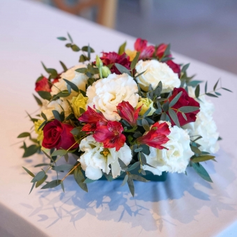 Свадебная композиция на стол гостей из лизиантусов, альстромерий и роз Кения